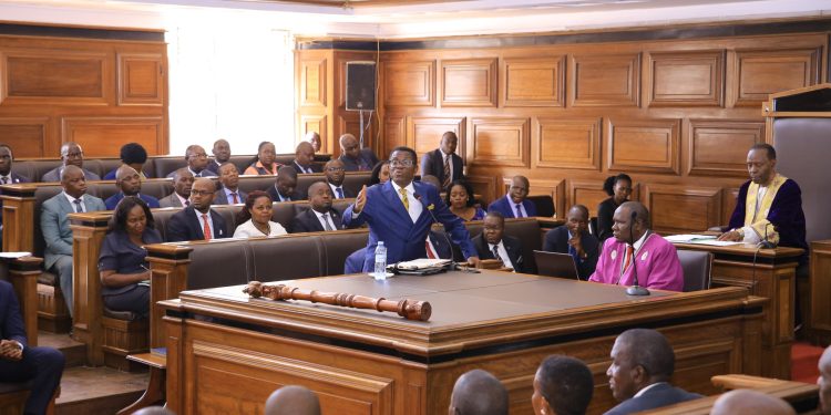 Katikkiro Mayiga agamba nti Beene musanyufu n’entambula y’emirimu, asekeredde abaagala okukozesa obulwadde bwa Kabaka okuyisaawo ebyabwe