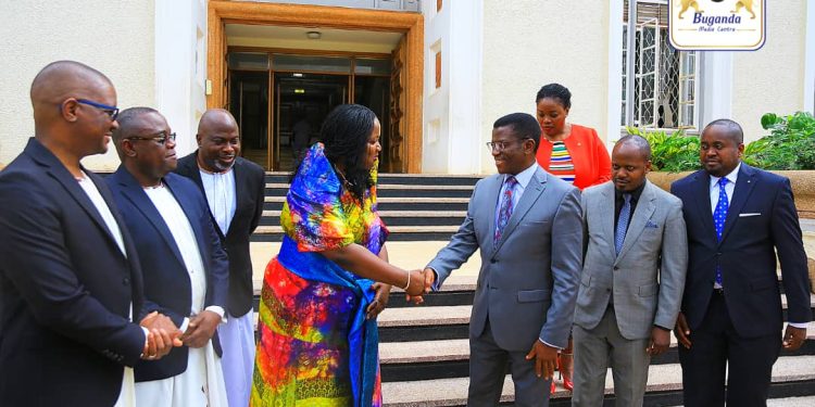 Katikkiro asisinkanye aba ECO Bank, asabye abantu okukolagana ne bbanka bakulaakulane