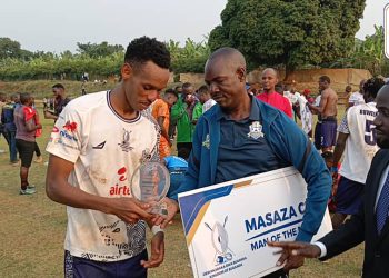 Empaka z’Emipiira gy’Amasaza: Oluzannya olusooka olw’ebibinja lukomekkerezeddwa