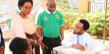 Owek. Nakate aguddewo Olusiisira lw’ebyobulamu, akuutidde abalwadde obutava ku biragiro by’ abasawo bafune obulamu obweyagaza