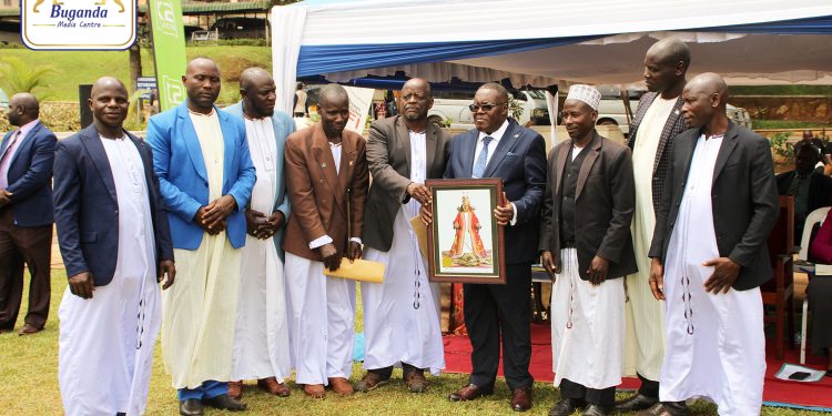 Owek Bwanika akuutidde abantu ba Beene ku bumu