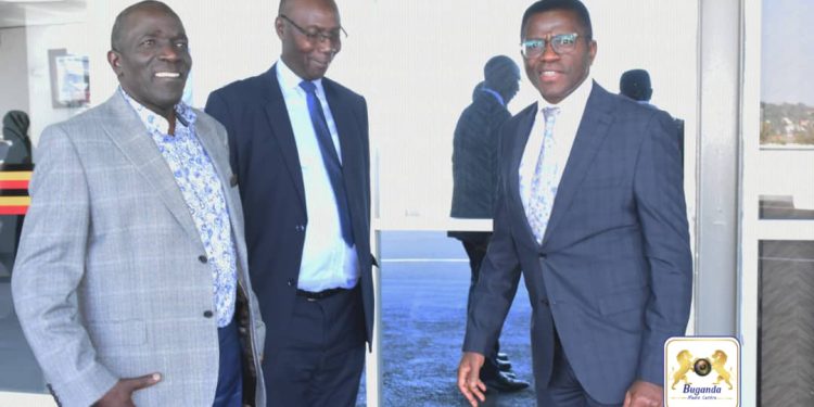 Katikkiro Mayiga akomyewo okuva e Bungereza, akubirizza abali e Bulaaya okusigayo ensimbi
