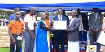 Katikkiro Mayiga atabukidde abayingiza amawanga mu nsonga z’emmwaanyi, aweze obutasirika