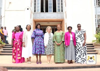 Nnaabagereka Nagginda Asisinkanye Claudia Bach nebateesa okuyamba abalina obukosefu ku mutwe