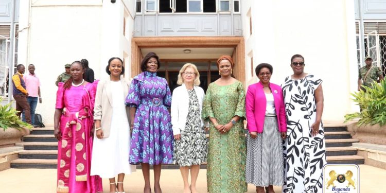 Nnaabagereka Nagginda Asisinkanye Claudia Bach nebateesa okuyamba abalina obukosefu ku mutwe