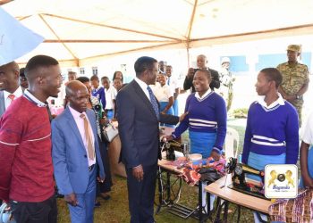 Owek. Mayiga alambudde essomero lya Bbowa Vocational, asabye abasomesa okubeerera abayizi abazadde