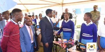 Owek. Mayiga alambudde essomero lya Bbowa Vocational, asabye abasomesa okubeerera abayizi abazadde