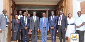 Katikkiro Asisinkanye Abakulira Eddwaliro lye Mengo, alabudde  ku Basawo Abafere