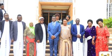 Katikkiro Mayiga asisinkanye Omuyimbi Fred Ssebatta, alabudde bannabitone abeesibye ku kuwemula