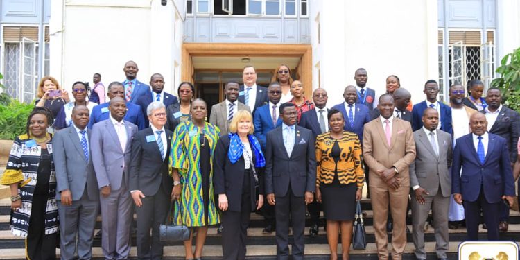 Akulira Rotary mu Nsi yonna Stephanie Urchik asisinkanye Katikkiro Mayiga, yeeyamye okwongera enkolagana