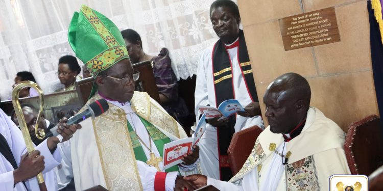 Dean wa Lutikkko y’ e Namirembe Omuggya Rev. Can. Mazinga atuuziddwa, Katikkiro Mayiga amusuubizza obuwagizi