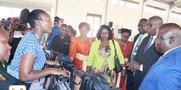 Katikkiro Mayiga akubiriza abantu okuyiga emirimu gy’omutwe n’emikono
