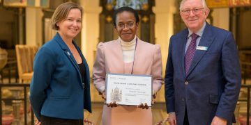 Ekkanisa ya Paulo Omutuukirivu ey’e London, esiimye  Omuky. Jennifer Muwonge olw’okutumbula Oluganda