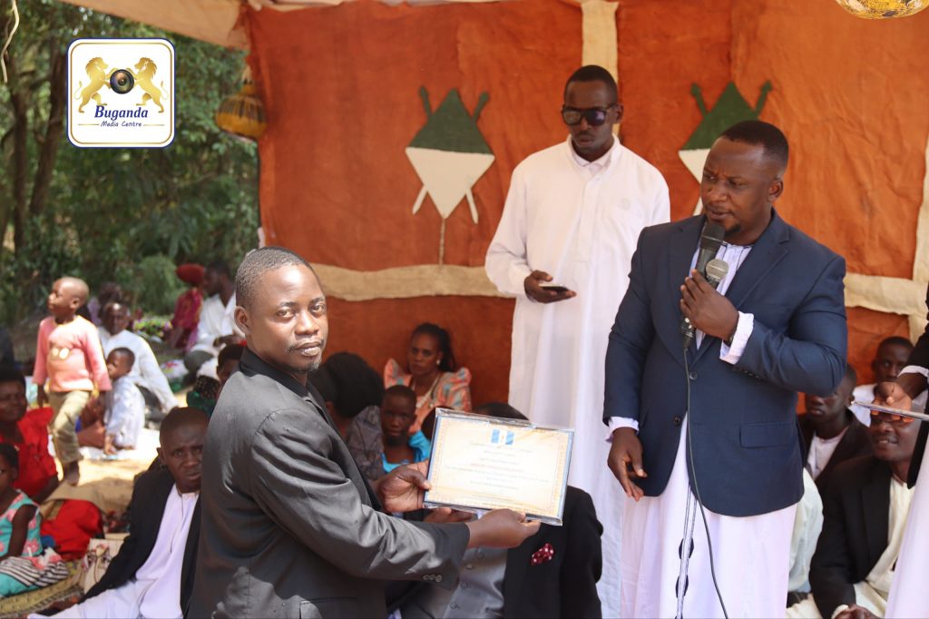 Balamaze ku Lusozi lwa Jjinja Mawuuno, Nebalabula  Abasaatuukira ku Ttaka ly’ Embiri n’Amasiro