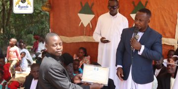 Balamaze ku Lusozi lwa Jjinja Mawuuno, Nebalabula  Abasaatuukira ku Ttaka ly’ Embiri n’Amasiro