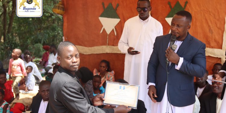 Balamaze ku Lusozi lwa Jjinja Mawuuno, Nebalabula Abasaatuukira ku Ttaka ly’ Embiri n’Amasiro
