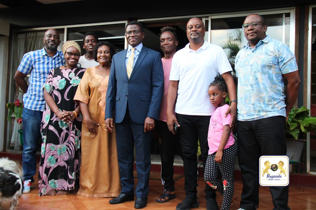 Katikkiro Mayiga akubirizza abantu ababeera ebweru w’Eggwanga obuteerabira buvo bwabwe