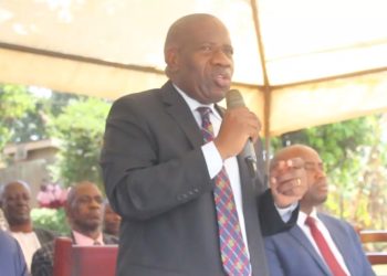 Ssekiboobo Matovu  atabukidde amagye agakyalemedde ku mbuga y’Eggombolola, bazing’amizza emirimu