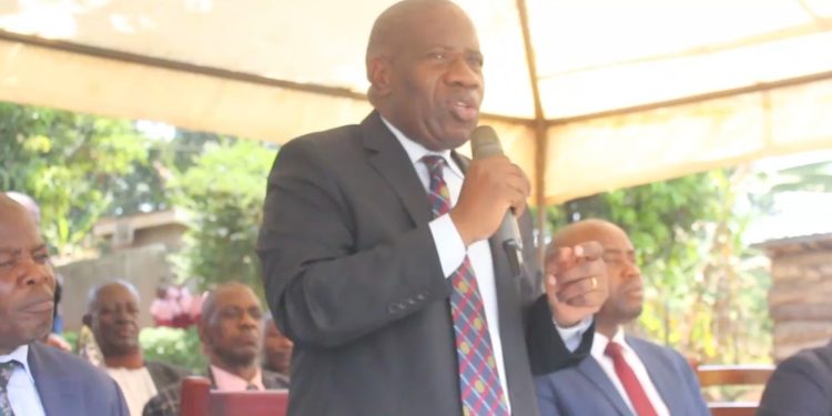 Ssekiboobo Matovu  atabukidde amagye agakyalemedde ku mbuga y’Eggombolola, bazing’amizza emirimu