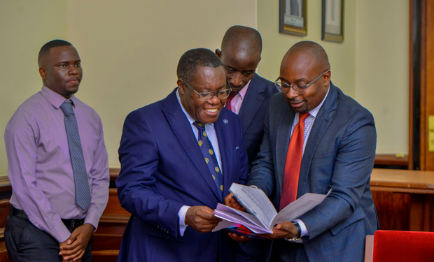 Obwakabaka butwala Minisita Sam Mayanja mu kkooti lwa kutyoboola Nnamulondo n’okuwa ebiragiro ebimenya amateeka