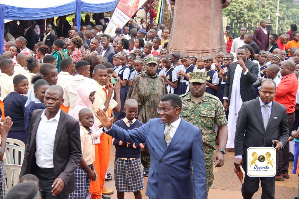 Katikkiro Mayiga asabye abakulembeze okubaako byebayigira ku Paapa Francis