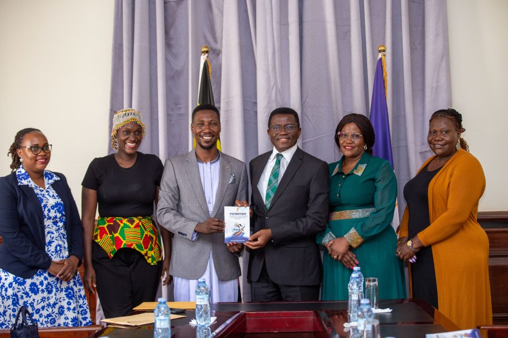 Katikkiro Mayiga akuutidde abantu okwemanyiiza okusoma ebitabo