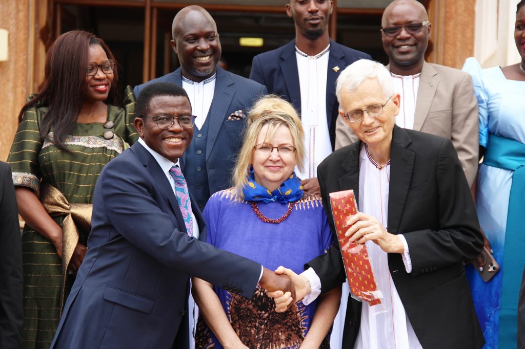 Obwakabaka butenderezza Dr. Ken Chapman olw’ okujjanjaba abantu n’ okutumbula Oluganda