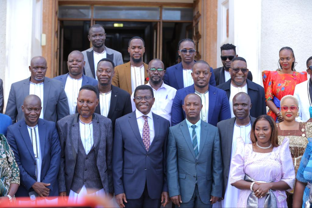 Ensisinkano ya Katikkiro n’Omuyimbi Kabuye Ssembogga