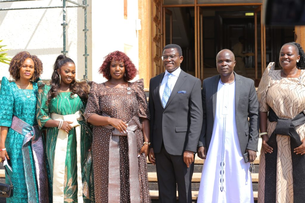 Abayimbi mu kuzza Buganda ku Ntikko