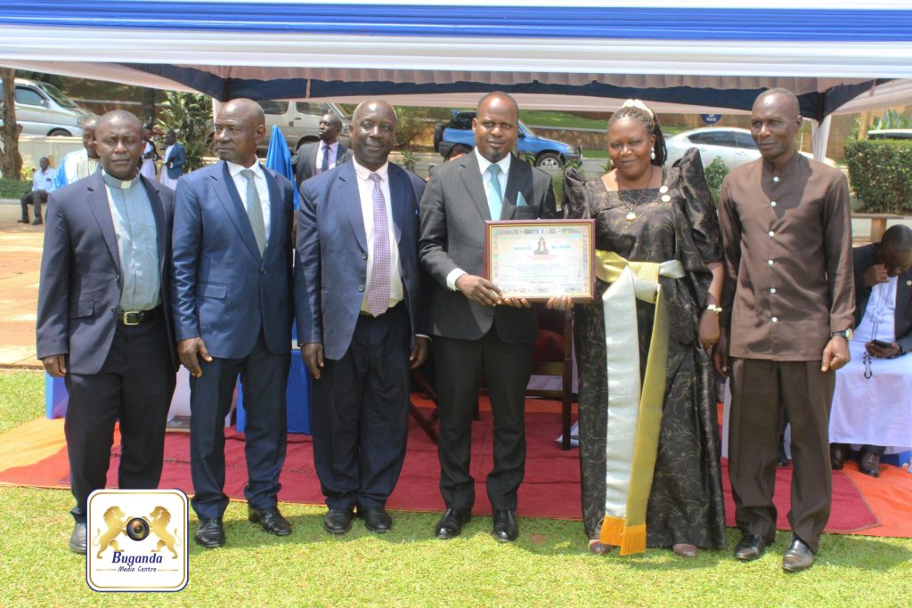 Katikkiro Mayiga Ayogedde ku Kusaanawo kw’amaka okuva ku ssente