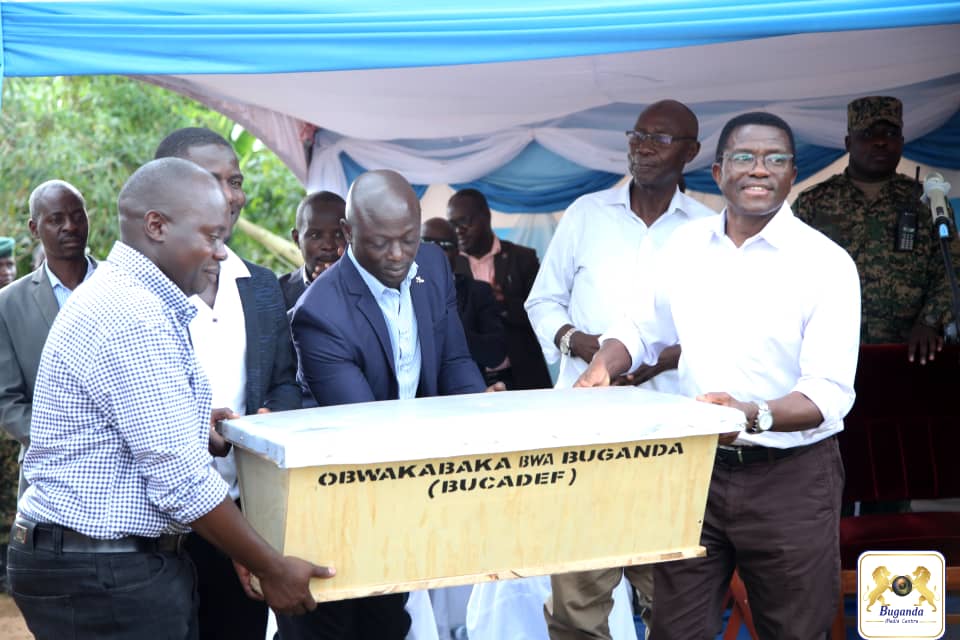 Wuuno Omusirikale mu Bwakabaka alima emmwanyi