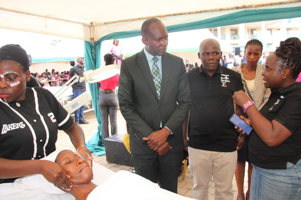 Amatendekero g’Ebyemikono Gavumenti Esaana Okugakendeeza Emisolo