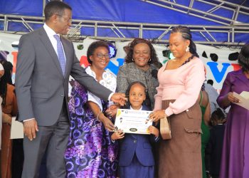 Obwakabaka bujjukiza abazadde ku Bumu mu kukuza abaana