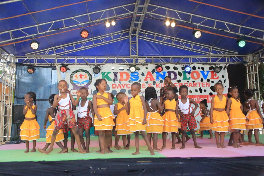 Obwakabaka bujjukiza abazadde ku Bumu mu kukuza abaana