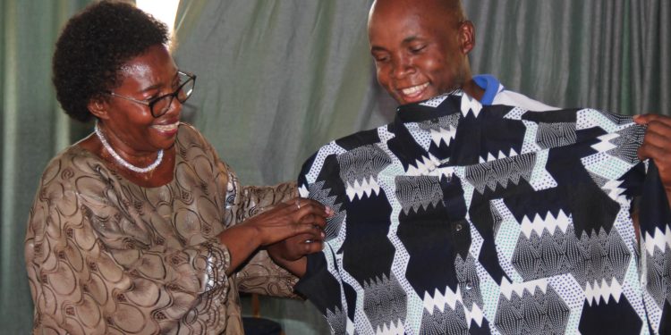 Okunyweza obumu mu baweereza