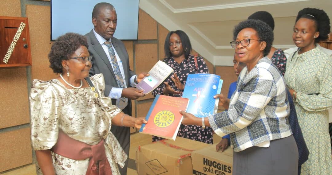 Ssetendekero Ya Muteesa I eweereddwa ebitabo byobulimi