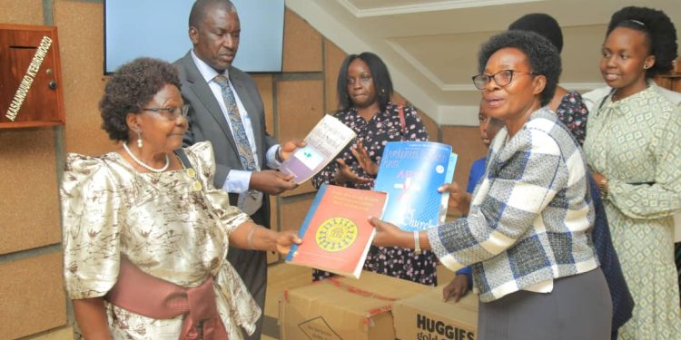 Ssetendekero Ya Muteesa I eweereddwa ebitabo byobulimi