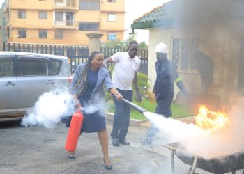 Okwetaasa Omuliro: Abaweereza b’Obwakabaka babanguddwa