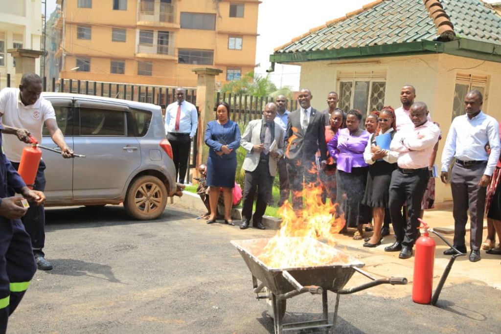 Okwetaasa Omuliro: Abaweereza b’Obwakabaka babanguddwa