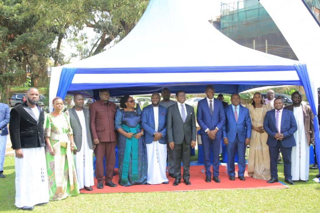 Okulonda kwengedde: Katikkiro Mayiga aliko by’alambise