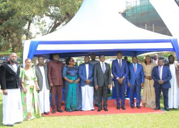 Okulonda kwengedde: Katikkiro Mayiga aliko by’alambise