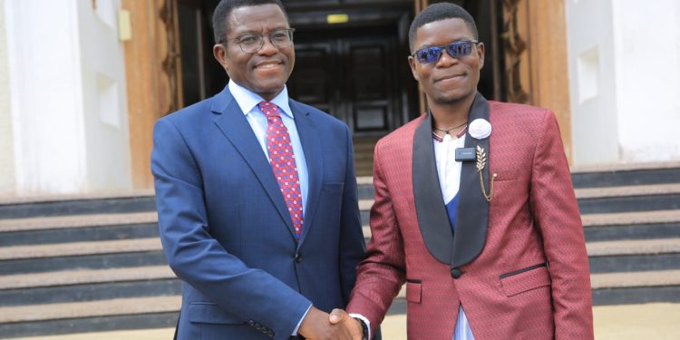 Wuuno omuvubuka ageegenya Katikkiro: Afunye omukisa okumusisikana