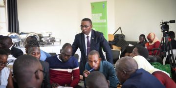 Omuvubuka Asobola atya okukuuma obutondebwensi ate ng’afunamu?