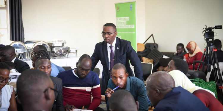 Omuvubuka Asobola atya okukuuma obutondebwensi ate ng’afunamu?