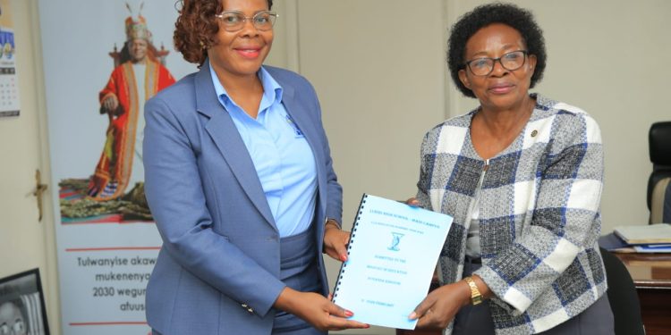 Abasomesa mwettanire okwongera ku bukugu bwammwe – Minisita Nakate