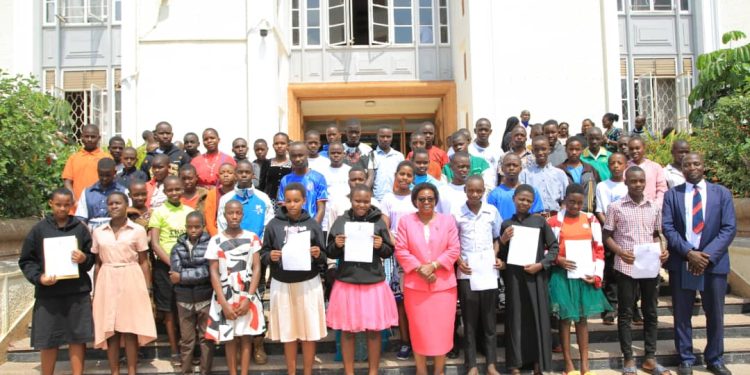 Kkalamu Ngabo; Abayizi 72 be bafunye bbasale z’Obwakabaka okusoma siniya esooka, 2026