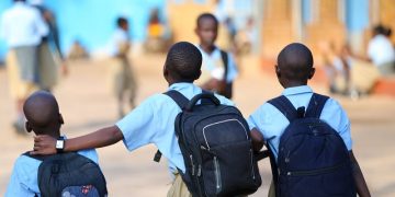 Omuzadde by’alina okukola eri omwana adda ku ssomero