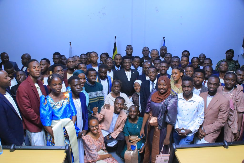 Katikkiro Mayiga asisinkanye abayizi Bannakobazambogo abasomera e Mbarara