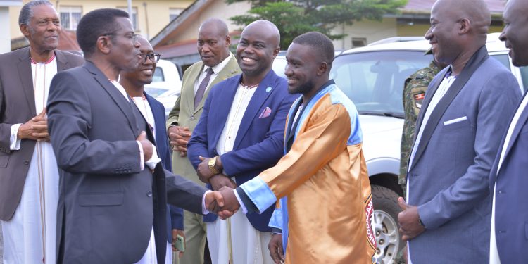 Katikkiro Mayiga asisinkanye abayizi Bannakobazambogo abasomera e Mbarara
