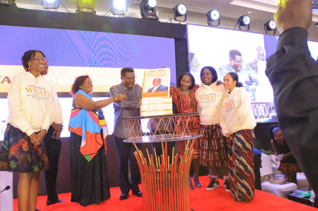 Katikkiro Mayiga akubirizza abantu okuwandiika ebitabo ku bulamu bwabwe